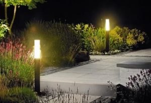 Садовые светильники в регулярном саду