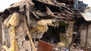 Жители наполовину обвалившегося дома в Сочи отказываются переезжать в предлагаемые властями квартиры — те грозят выселить насильно