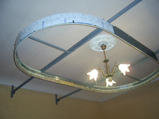 Подвесной потолок в комбинации с натяжной потолочной конструкцией в фото