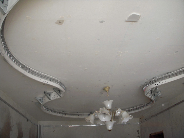 Подвесной потолок в комбинации с натяжной потолочной конструкцией в фото