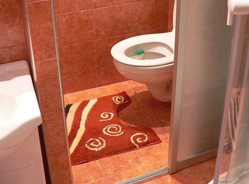 Раздвижные двери в ванную и туалет: советы по выбору в фото