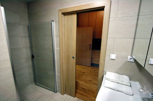 Раздвижные двери в ванную и туалет: советы по выбору в фото