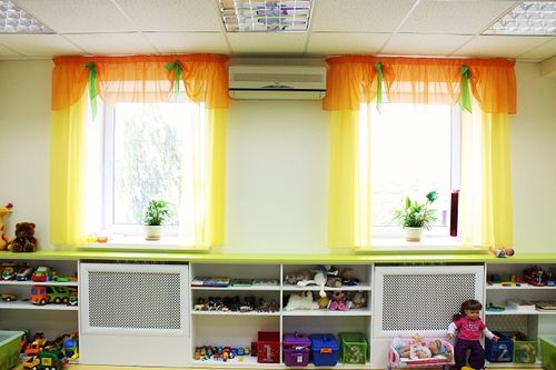 Выбираем веселые шторы для детского сада в фото
