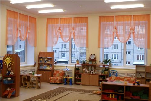 Выбираем веселые шторы для детского сада в фото