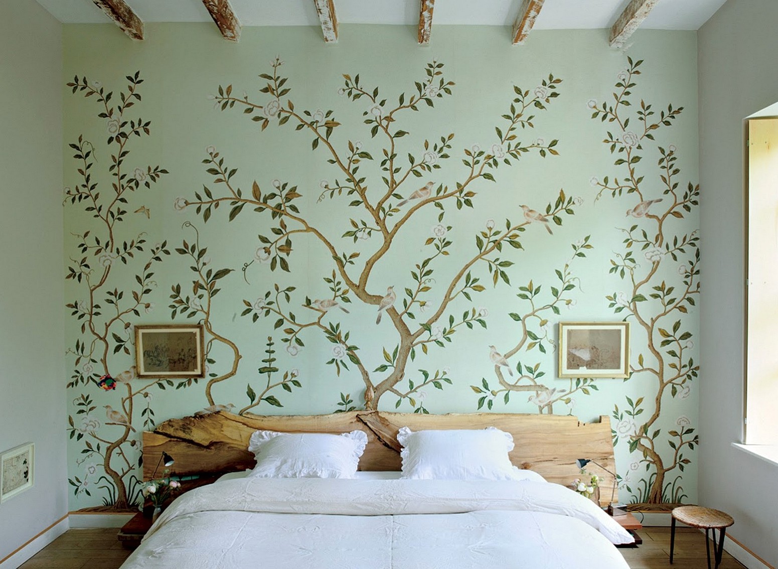 фотообои над кроватью дерево в интерьере спальни