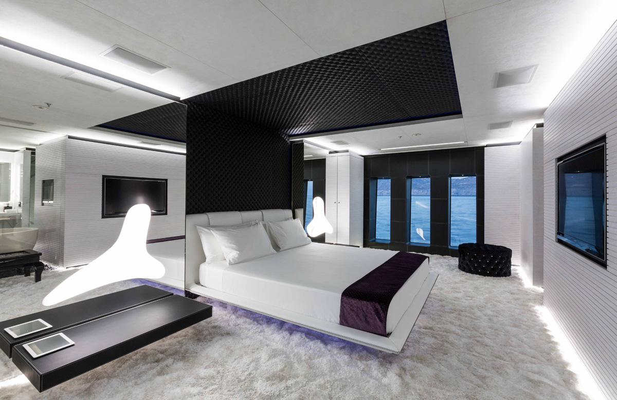 спальня в стиле хай-ьек с черной вставкой в потолке