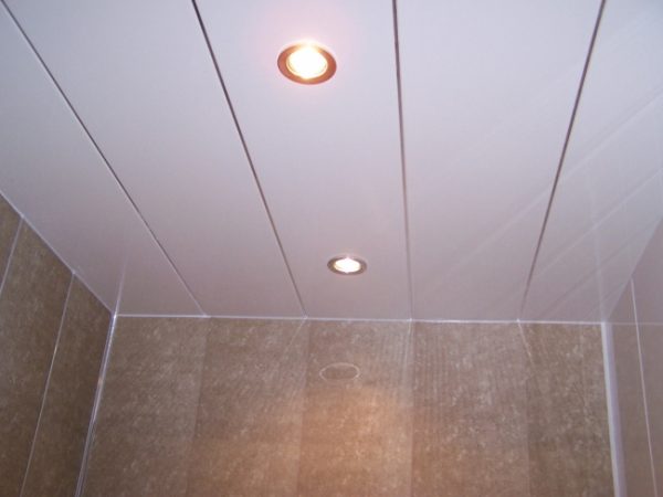 Преимущества отделки потолка в ванной панелями ПВХ