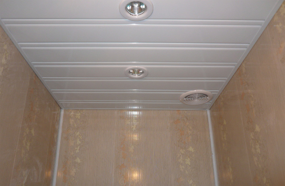 Преимущества отделки потолка в ванной панелями ПВХ