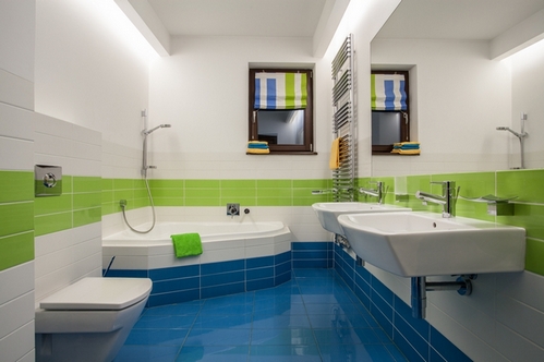 Travertine house - green, blue and white colors in bathroom