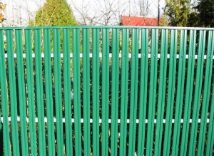 Забор из евроштакетника металлического