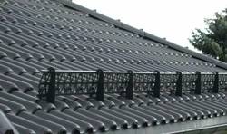 Снегозадержатели для крыши из профнастила и особенности их использования