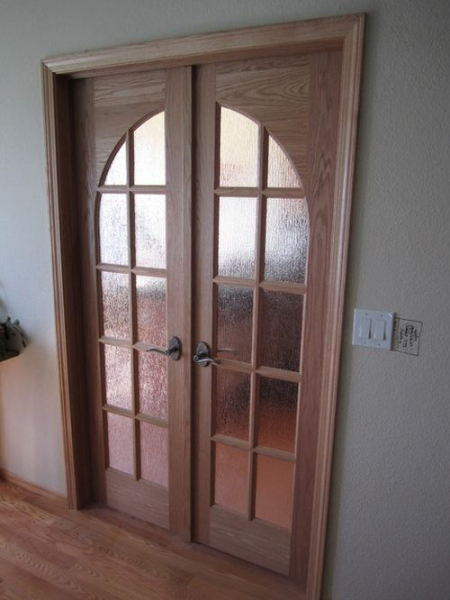 Двойные распашные межкомнатные двери в интерьере в фото