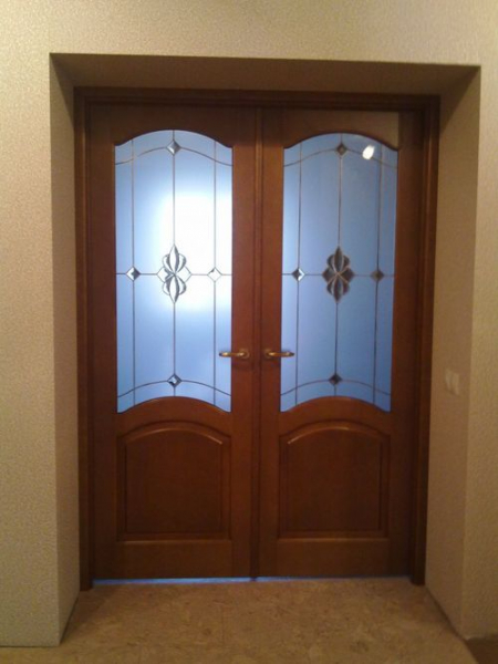 Двустворчатые распашные межкомнатные двери в интерьере в фото