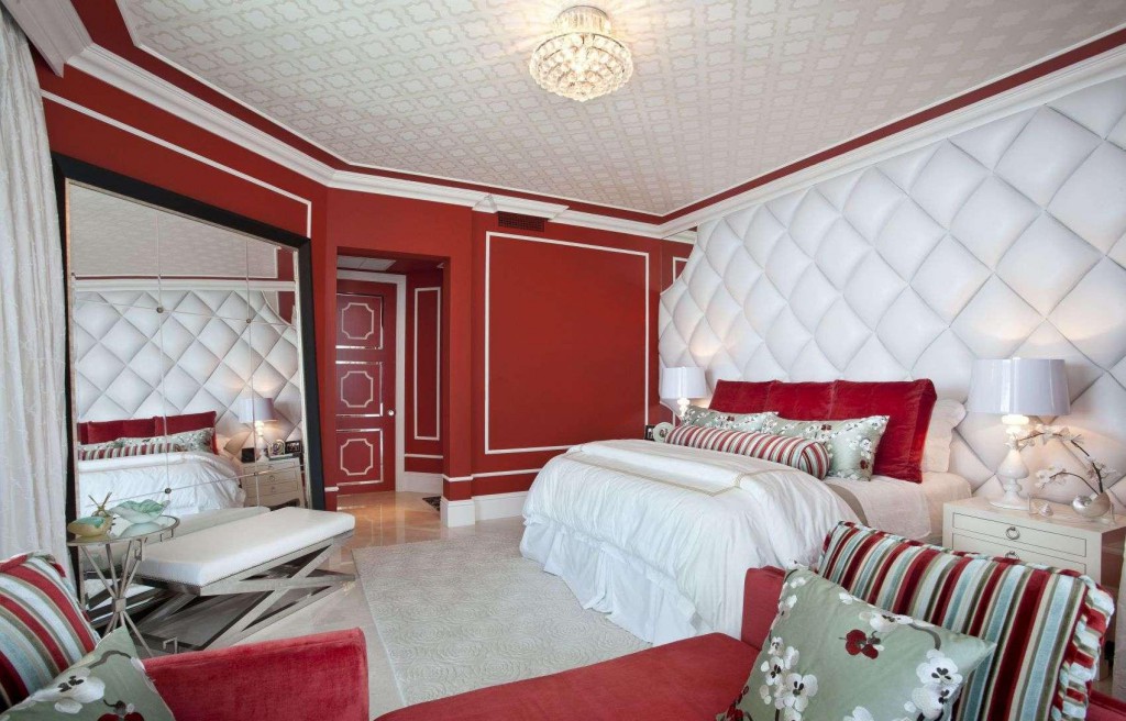 Фото Обои в спальне двух видов: красные и белые 