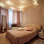 Натяжные потолки в спальне: 43 идеи для интерьера с фото