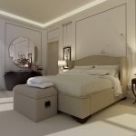 кожанаяя мебель: кровать и банкетка светлых тонов