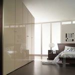 комната с белым шкафом в стиле минимализм