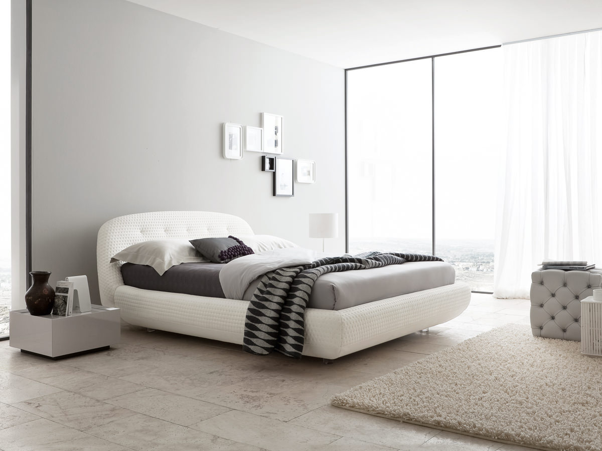 спальня в стиле модерн с серыми стенами