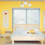 спальня с желтыми стенами