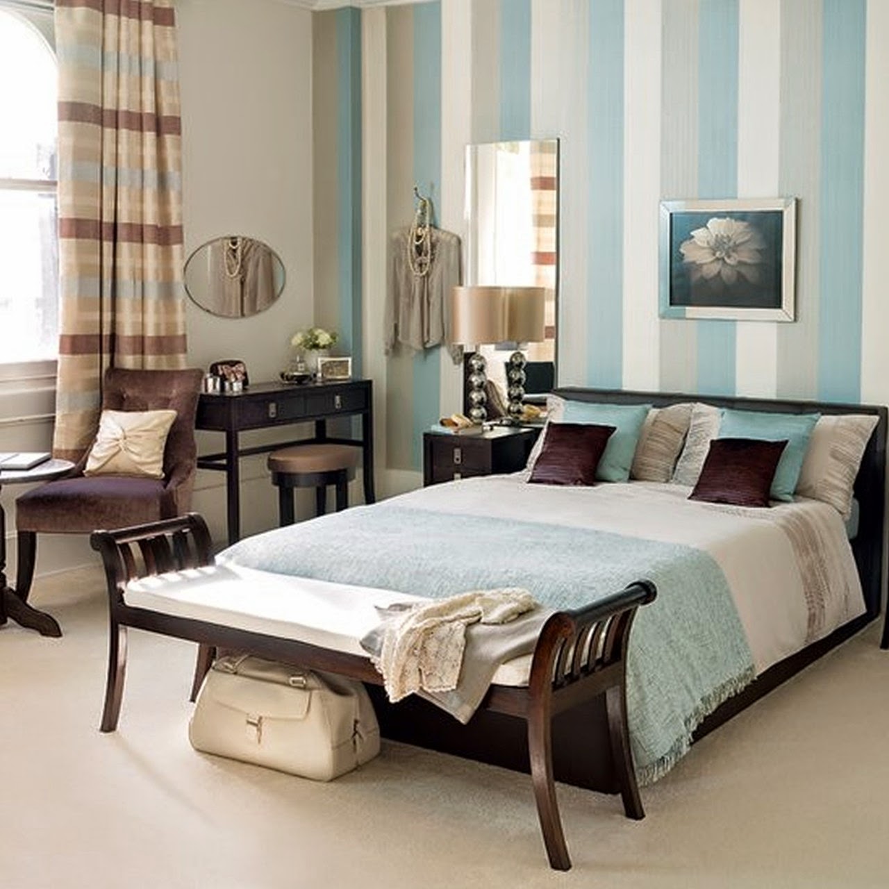 спальня в голубых оттенках: кровать с банкеткой и туалетный столик