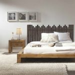 интерьер спальни с деревянной мебелью