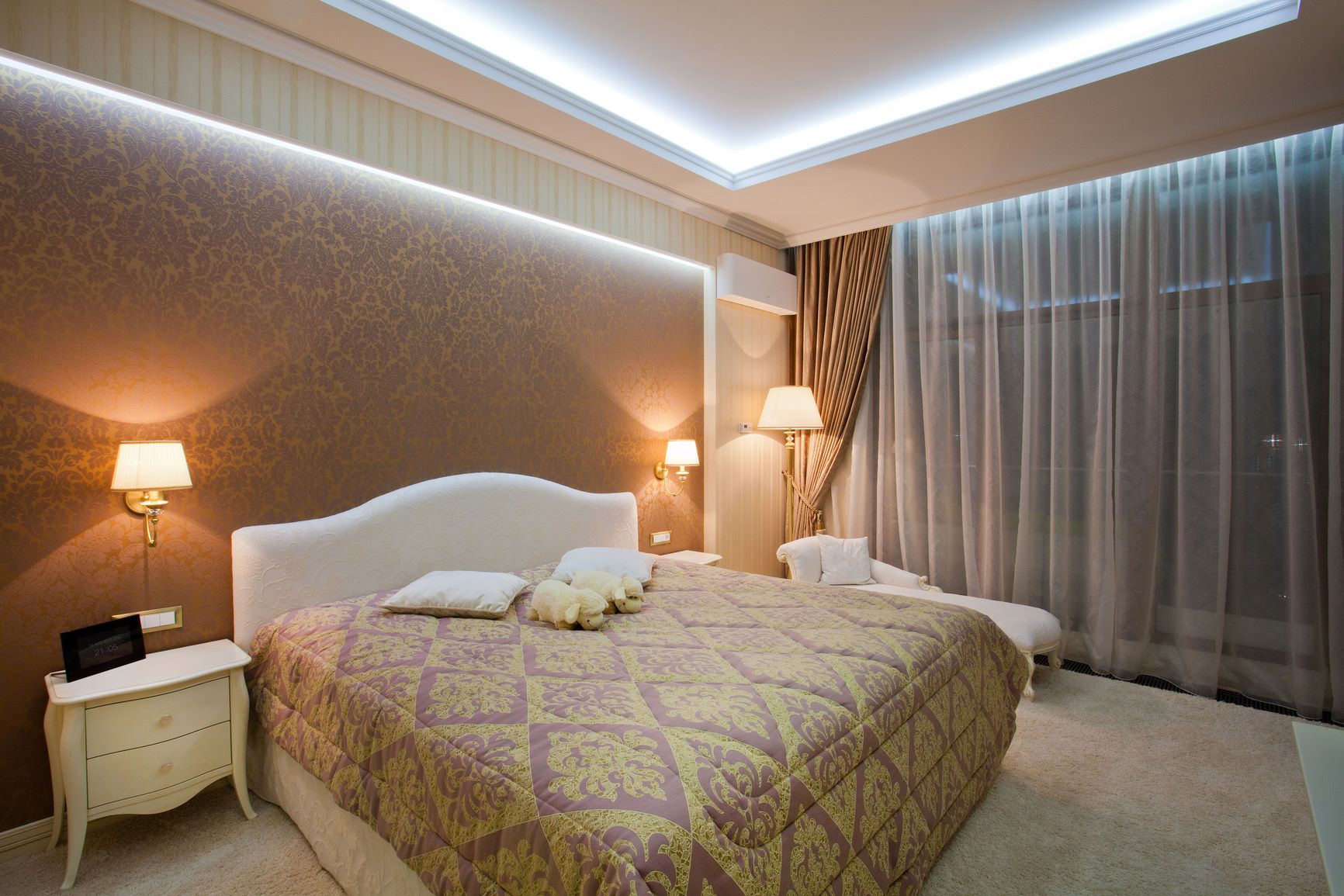 потолок со светодиодной подсветкой в спальне