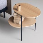стильный прикроватный стол с круглыми деревянными столешницами