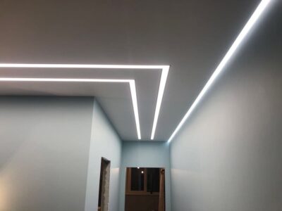 натяжной потолок со световыми линиями